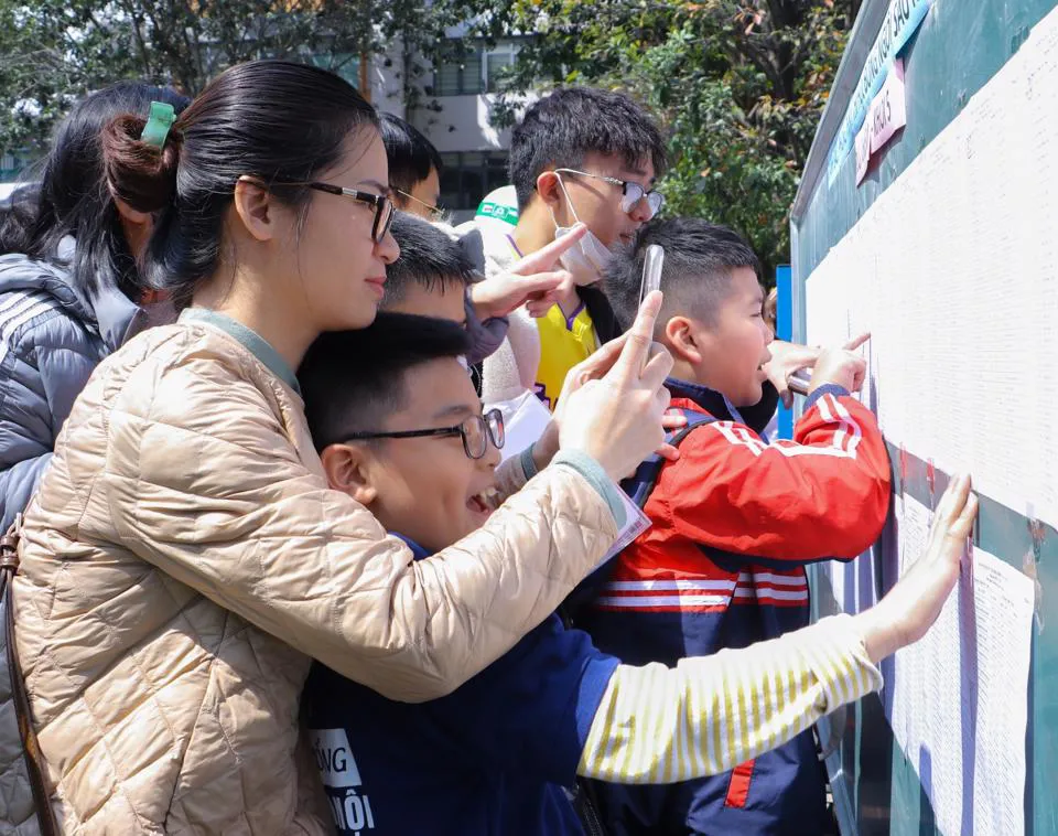 Phụ huynh luôn sát sao, đồng hành cùng con cái trong mọi kỳ thi. Ảnh: FB Trường Liên cấp Ngôi sao Hà Nội.