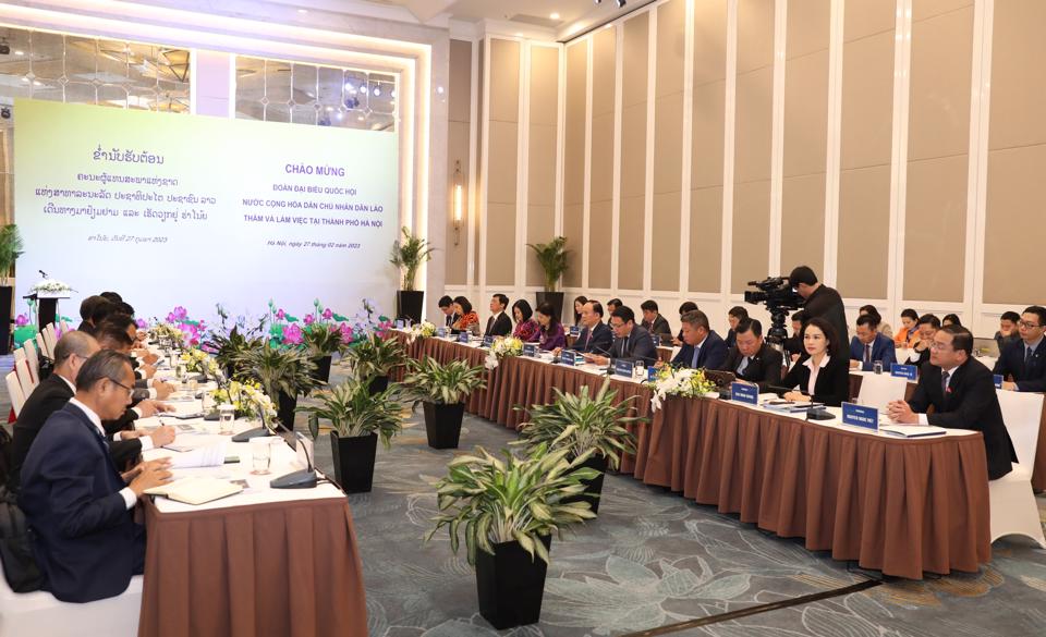 Hanoi gives top priority to promoting ties with Vientiane