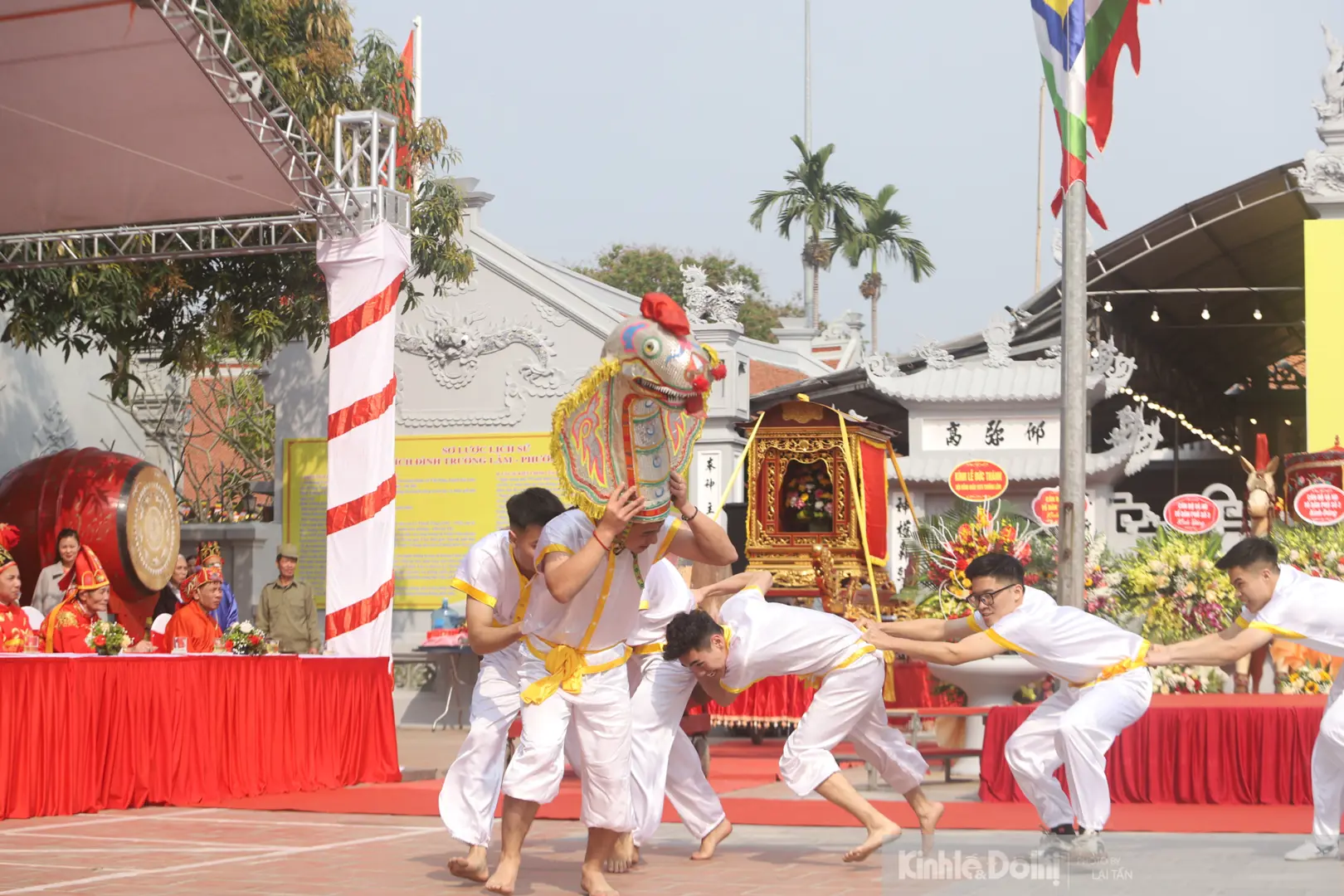 [Ảnh] 15 thanh niên chưa vợ hồ hởi tái hiện nghi lễ múa cổ- lột rắn