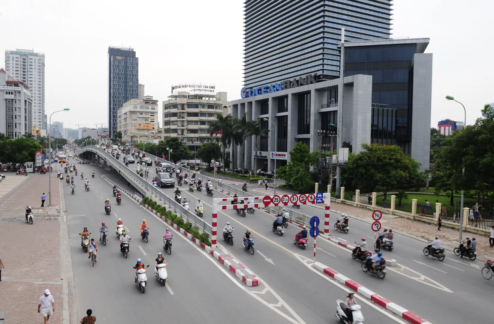 Cải thiện chất lượng không khí Hà Nội: Giải pháp nhiều nhưng vẫn vướng “tiền đâu”?