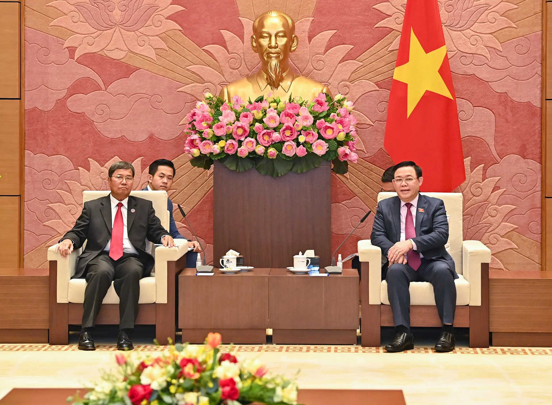 Chủ tịch Quốc hội Vương Đình Huệ và Phó Chủ tịch Quốc hội Lào Khambay Damlath tại buổi tiếp. Ảnh: Duy Linh