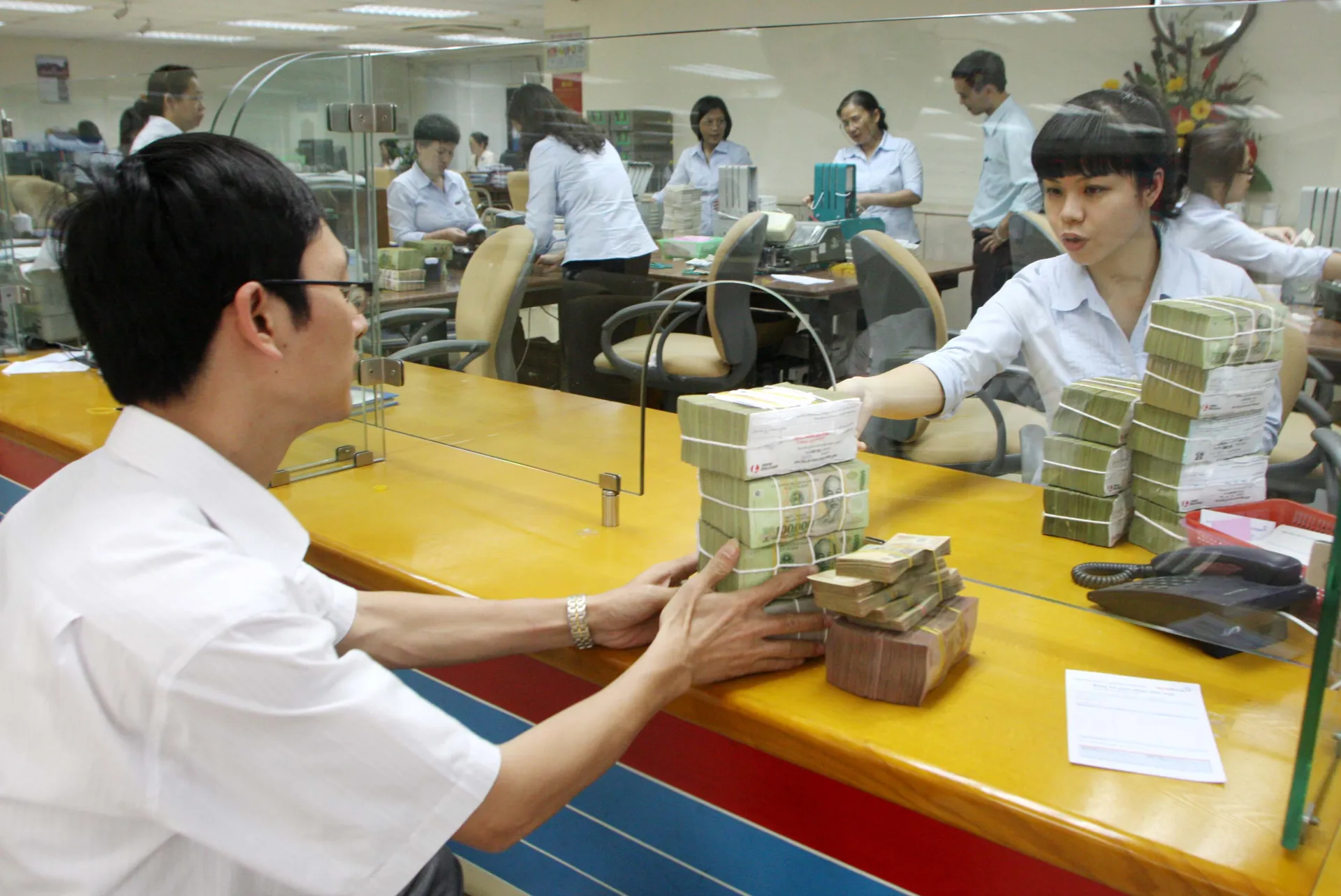 Hoạt động nghiệp vụ tại VietinBank, chi nhánh Hà Nội. Ảnh: Hải Linh
