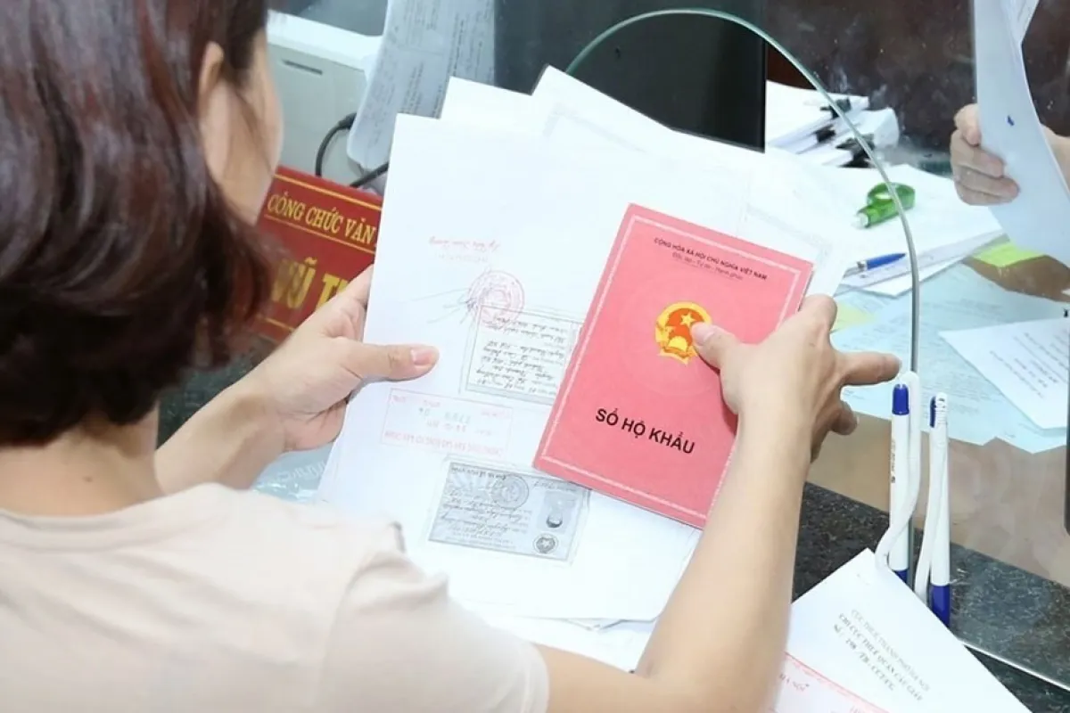 Xử lý nghiêm cán bộ, công chức, viên chức yêu cầu người dân xuất trình sổ hộ khẩu giấy. Ảnh: minh hoạ
