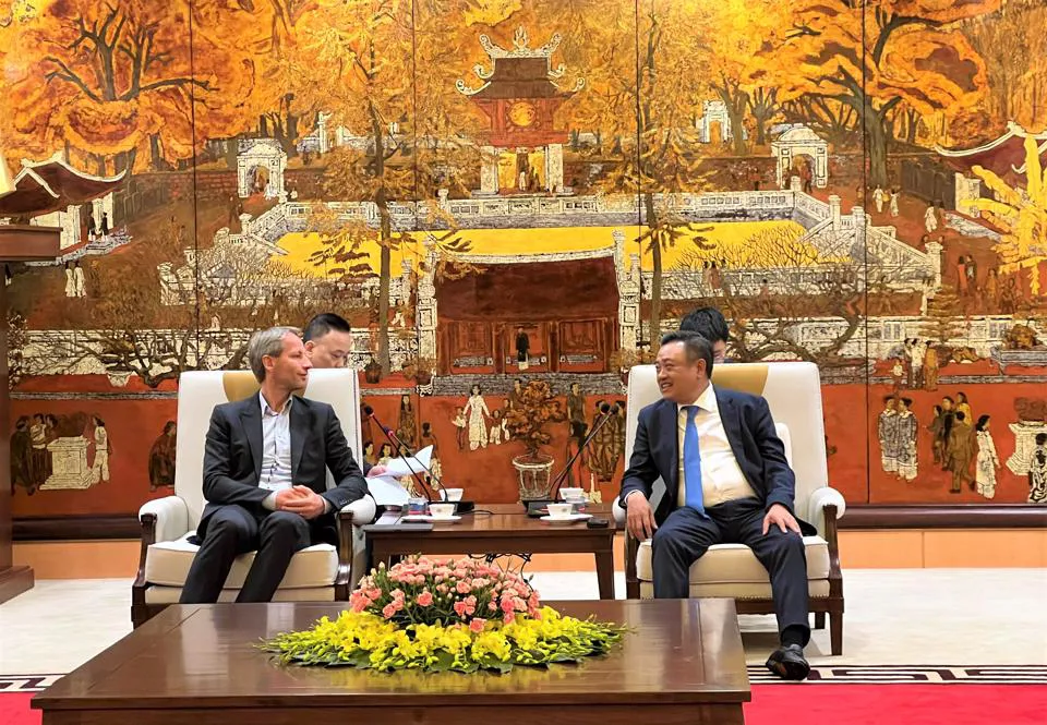Chủ tịch UBND TP Hà Nội Trần Sỹ Thanh tiếp ông Axel Schweitzer - Giám đốc điều hành Tập đoàn ALBA Group Asia. Ảnh: Liên Hà