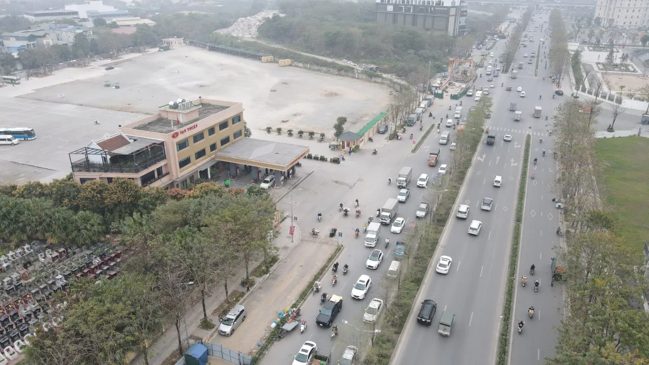 Điểm trung chuyển hàng hóa của Công ty Vạn Thuận phải dừng hoạt động chờ hướng dẫn. Ảnh: Phạm Công