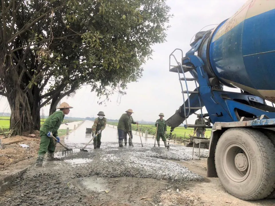 Đường giao thông nội đồngHoa Cà – bề rộng 5 m, dài hơn 2km (xã Liên Châu) mới được đổ bê tông kiên cố. Ảnh: ÁnhNgọc