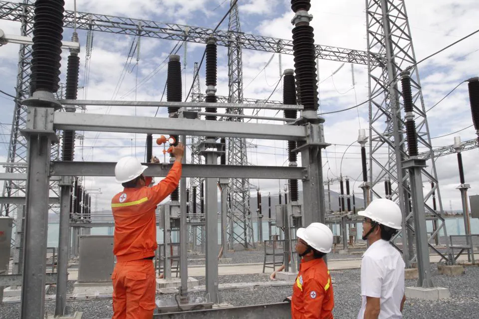 Kiểm tra thiết bị đuổi chim đảm bảo an toàn lưới điện. Ảnh: Khắc Kiên