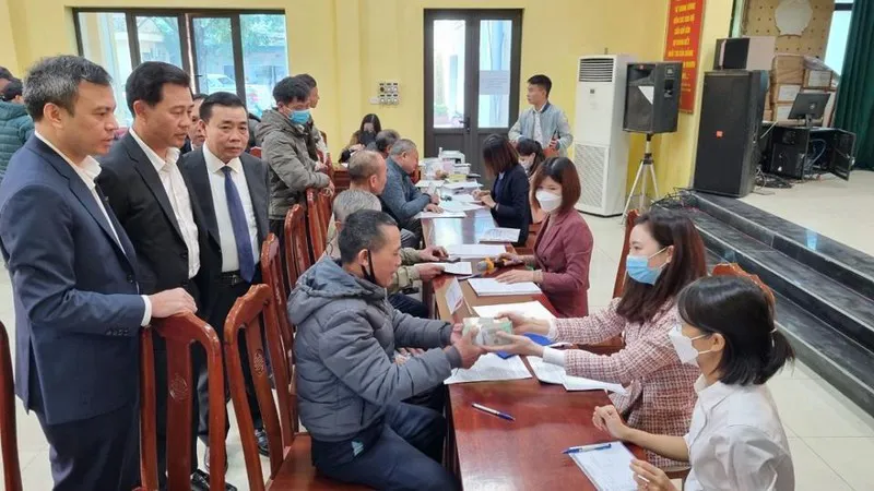 Nhờ sự động viên, tuyên truyền tốt người dân xã Song Phương, huyện Hoài Đức vui vẻ đến nhận tiền hỗ trợ bồi thường dự án đường Vành đai 4 - Vùng thủ đô. Ảnh: Minh Anh