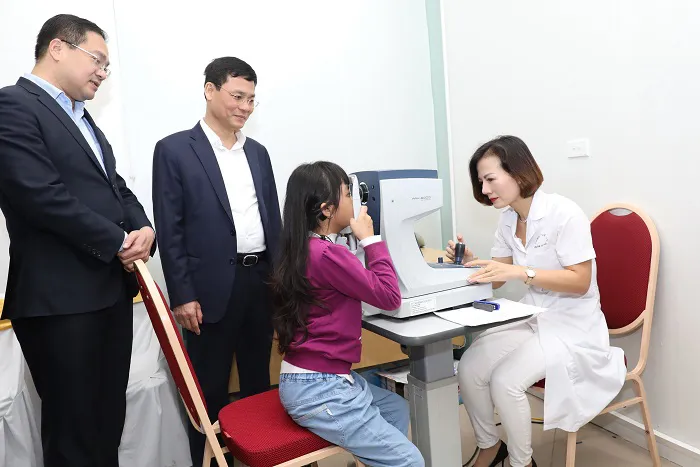 Phó Chủ tịch HĐND thành phố Phạm Quí Tiên thăm, động viên các đối tượng tại phòng khám. Ảnh: Tuấn Việt