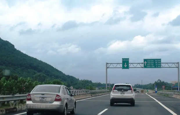 Phương tiện lưu thông trên tuyến cao tốc Nội Bài - Lào Cai. Ảnh: Hùng Việt