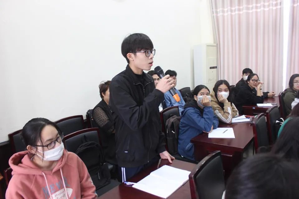 Tham gia lớp học Tỏa sáng là các em học sinh có hoàn cảnh đặc biệt, hoàn cảnh khó khăn trên địa bàn Hà Nội. Ảnh: Trần Oanh