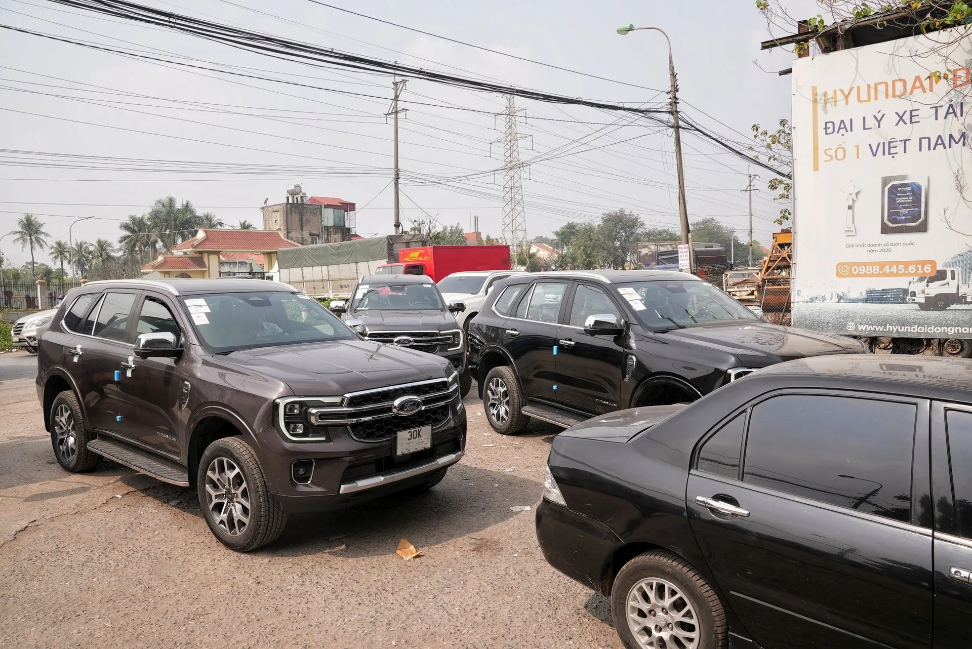 Tình trạng quá tải, xe xếp hàng dài tại Trung tâm đăng kiểm 29-06V (Tam Hiệp, Thanh Trì). Ảnh: Duy Hiếu