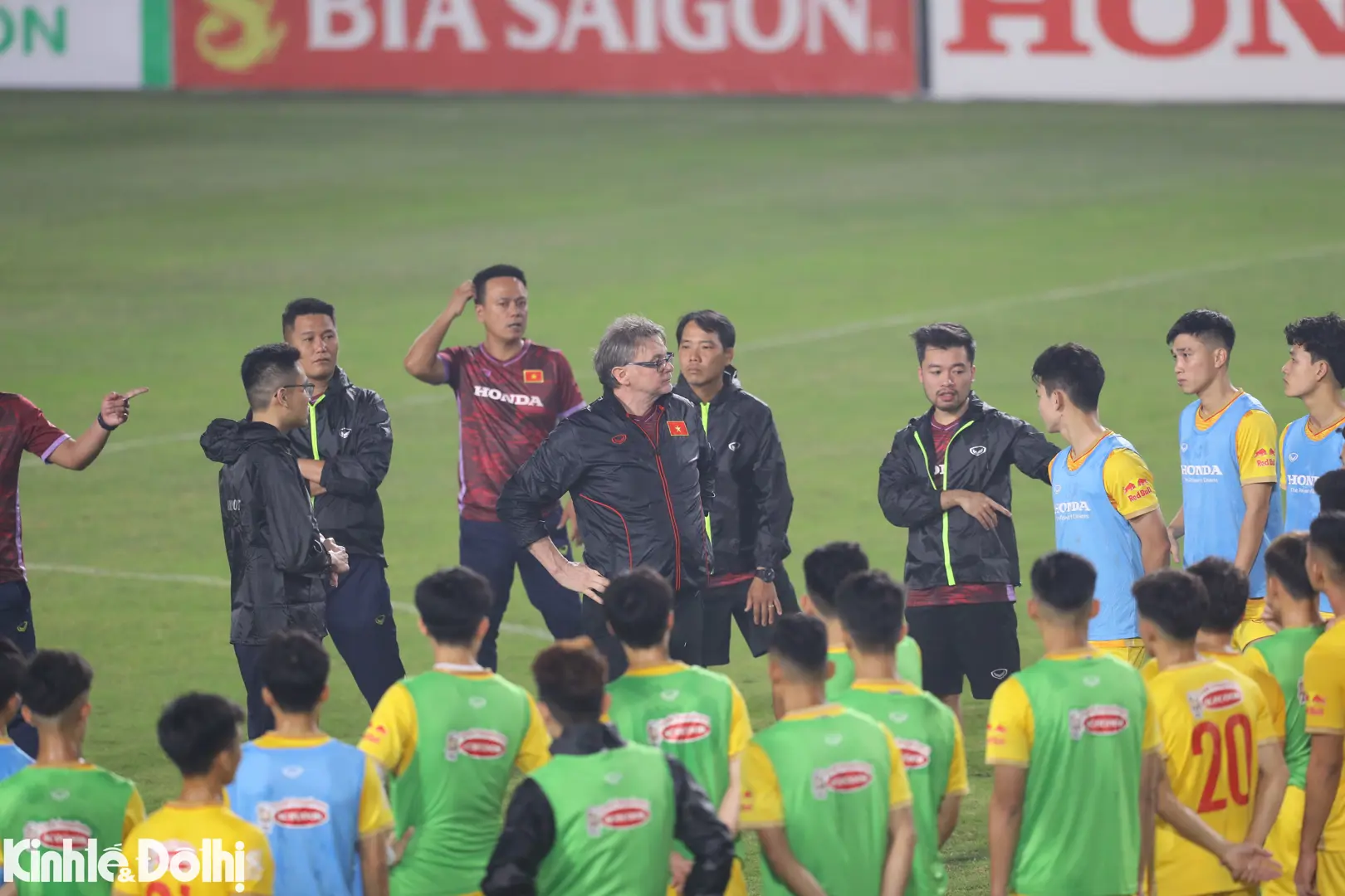 U23 Việt Nam tập luyện hăng say vào lúc 21 giờ dưới thời Philippe Troussier