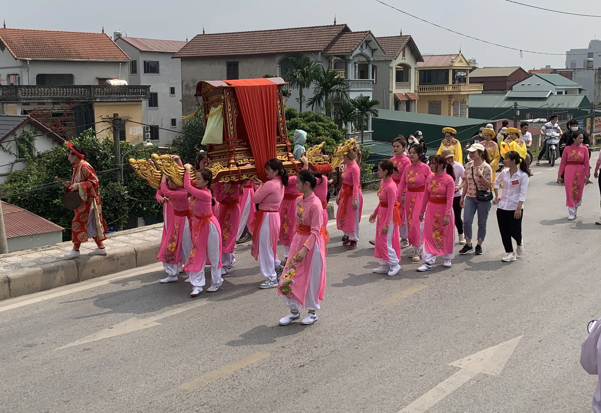 Gái đồng trinh rước kiệu xoay vòng, xin nước sông Hồng tại hội làng Thổ Khối