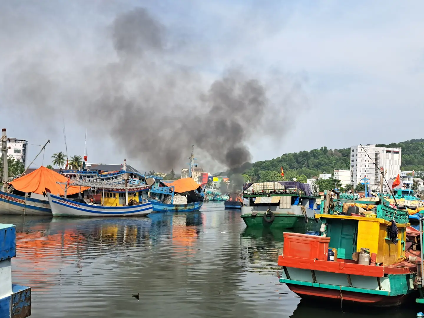 Phú Quốc: Cháy tàu đánh cá trên sông Dương Đông