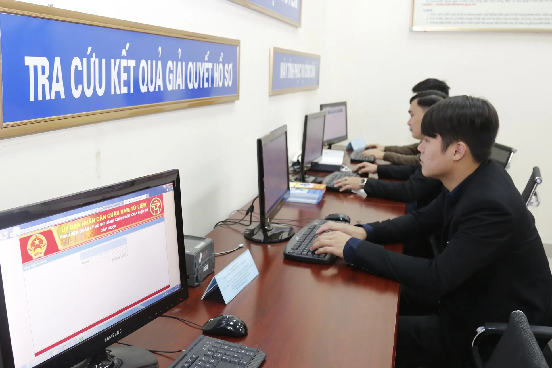 Tra cứu kết quả hồ sơ tại bộ phận một cửa quận Nam Từ Liêm. Ảnh: Thanh Hải
