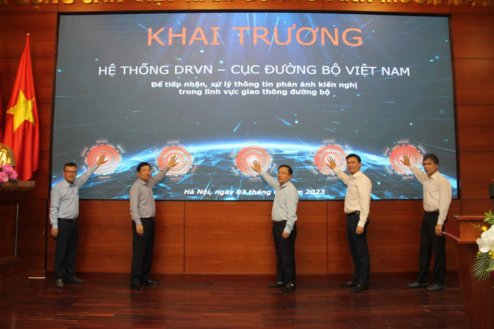 Các đại biểu khai trương ứng dụng tiếp nhận thông tin góp ý, phản ánh của người dân về các vấn đề liên quan đến lĩnh vực giao thông đường bộ. Ảnh: Linh Giang