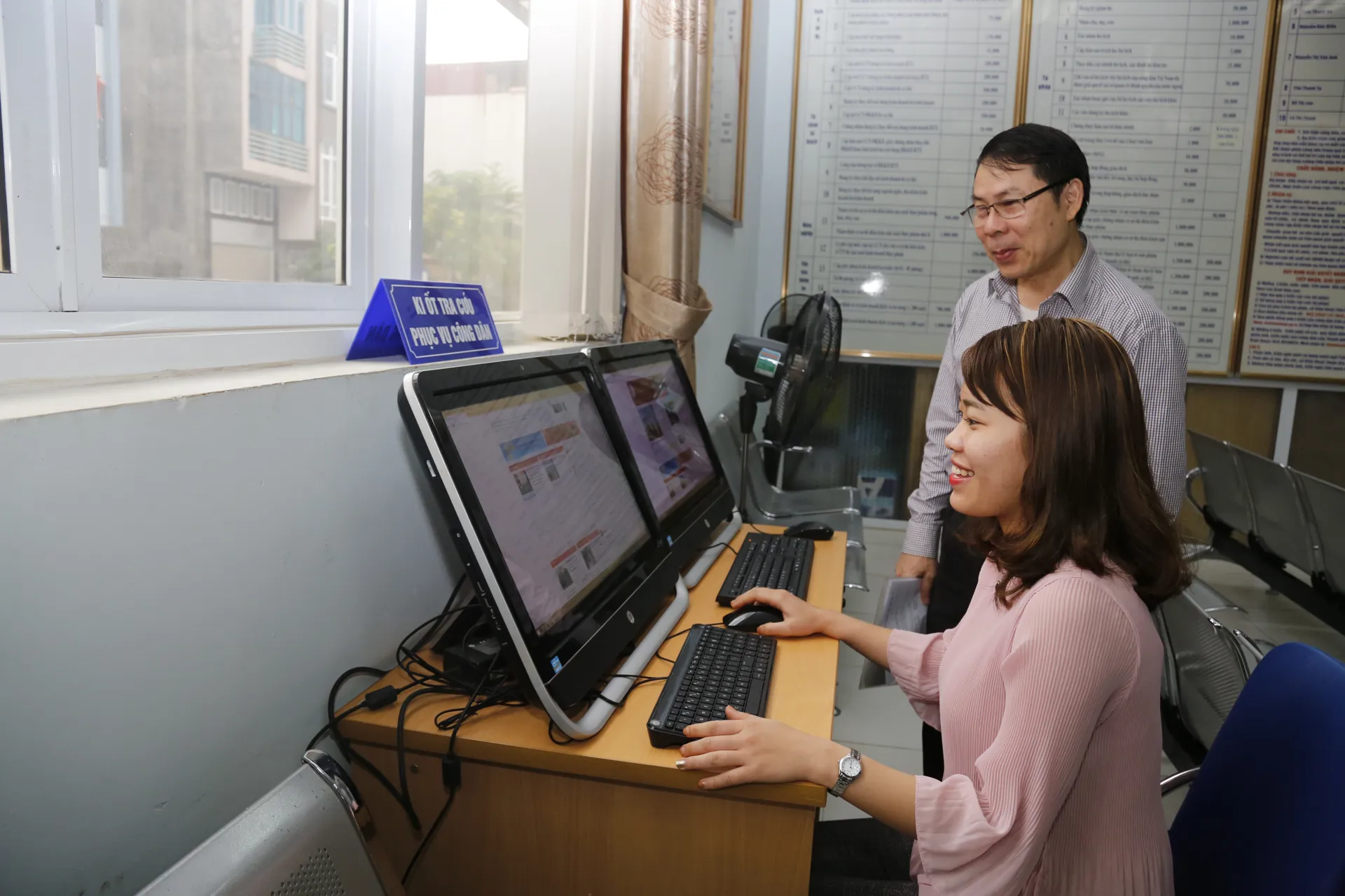 Hướng dẫn giải quyết thủ tục hành chính tại bộ phận một cửa ở Hà Nội. Ảnh: Quỳnh Anh