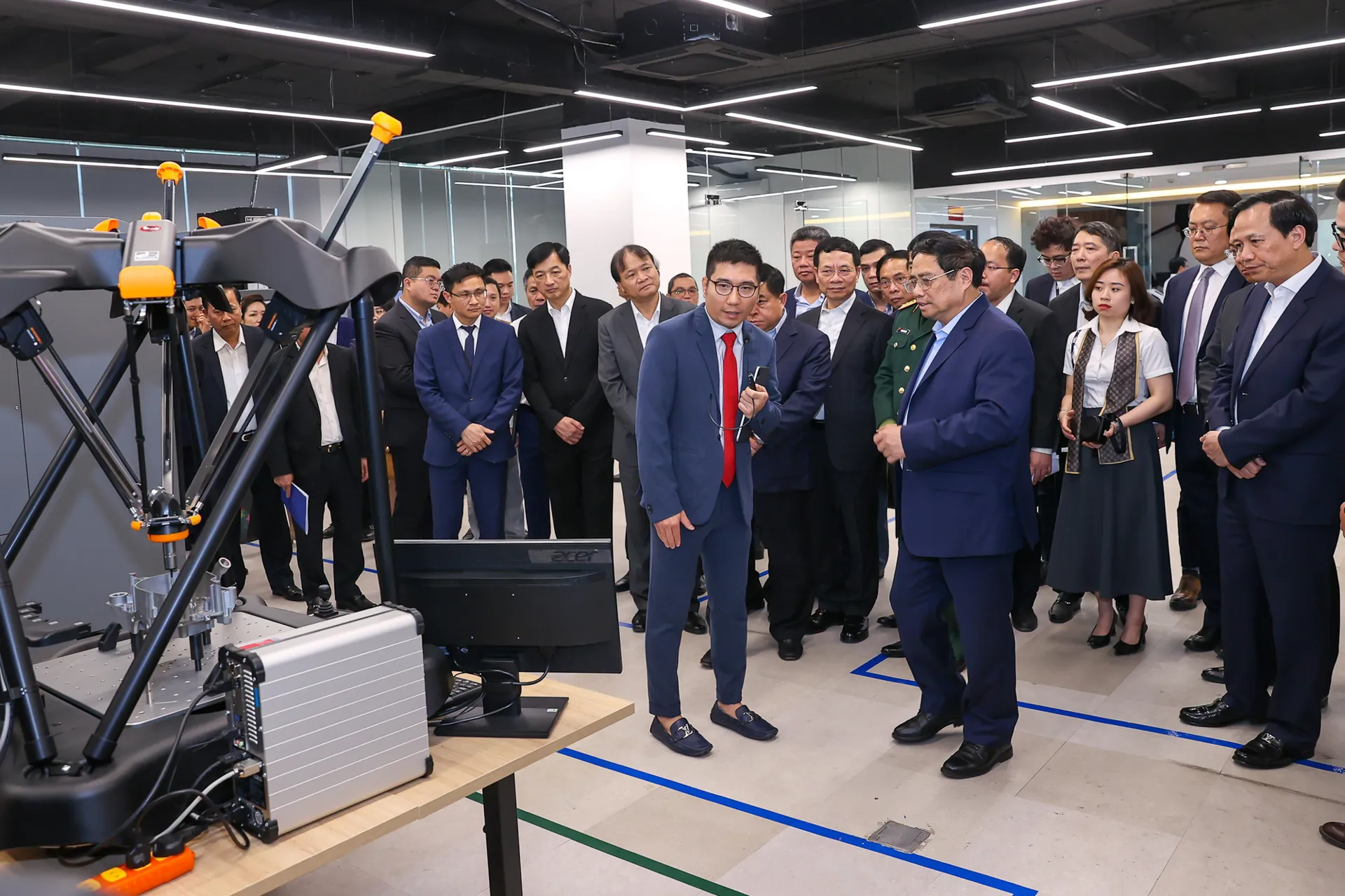 Thủ tướng Phạm Minh Chính tham quan sản phẩm tự động hóa trong lĩnh vực công nghiệp của công ty KIMT. Ảnh: Nguyễn Bắc