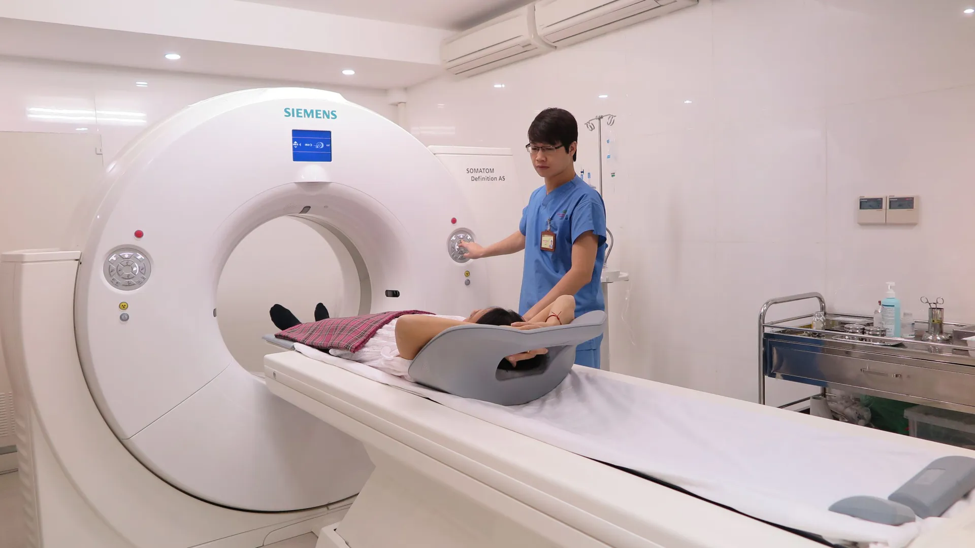 Cần đảm bảo đầy đủ trang thiết bị y tế, thuốc men để thực hiện nhiệm vụ bảo vệ, chăm sóc sức khỏe Nhân dân. Ảnh: Ngọc Hồng