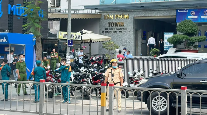 Cảnh sát phong tỏa tòa nhà có trụ sở của F88. Ảnh: Quốc Thắng