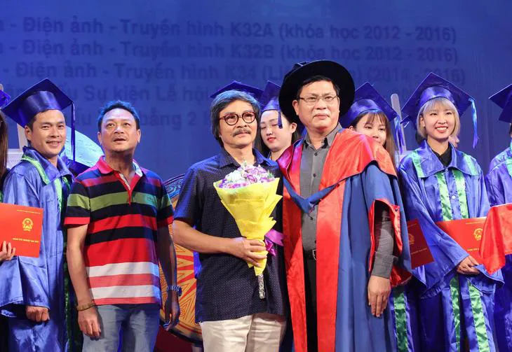 PGS. TS Nguyễn ĐìnhThi - Hiệu trưởngTrường Đại học Sân khấu Điện ảnh Hà Nộitặng hoa cho các thầy chủ nhiệm trong một buổi lễ tốt nghiệp. Ảnh: Trường đại học Sân khấu Điện ảnh Hà Nội