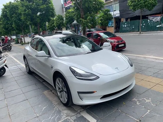 Xe ô tô điện trên đường phố Hà Nội.
