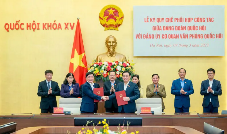 Chủ tịch Quốc hội Vương Đình Huệ và Tổng Thư ký, Chủ nhiệm Văn phòng Quốc hội Bùi Văn Cường ký quy chế phối hợp giữa Đảng đoàn Quốc hội và Đảng ủy cơ quan Văn phòng Quốc hội. Ảnh: Duy Linh