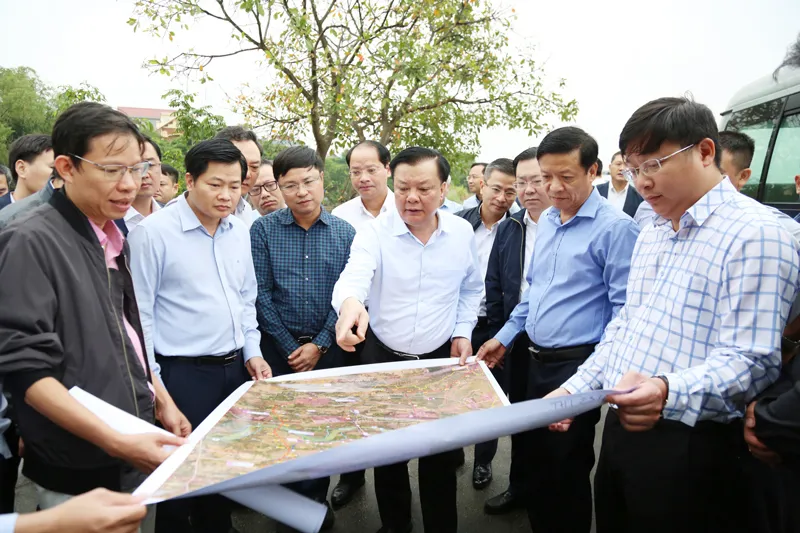 Bí thư Thành ủy Hà Nội Đinh Tiến Dũng cùng đoàn khảo sát thực địa Dự án xây dựng đường Vành đai 4 - Vùng Thủ đô trên địa bàn tỉnh Bắc Ninh. Ảnh: Thanh Hải