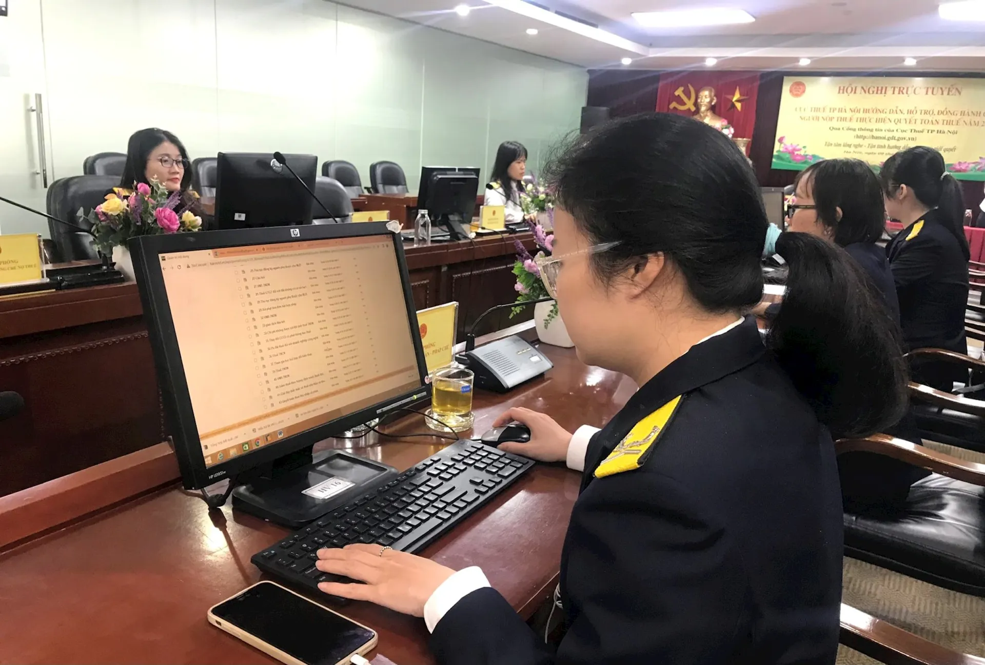 Cán bộ Cục Thuế TP Hà Nội trả lời câu hỏi của người nộp thuế bằng hình thức trực tuyến. Ảnh: Hương Thủy