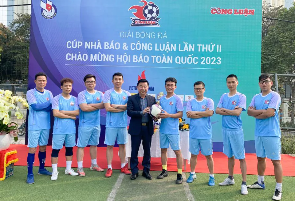 Đội bóng Báo Kinh tế& Đô thị tham dự Giải bóng đá Cúp Báo Nhà báo & Công luận lần thứ II. Ảnh: Hoàng Quân