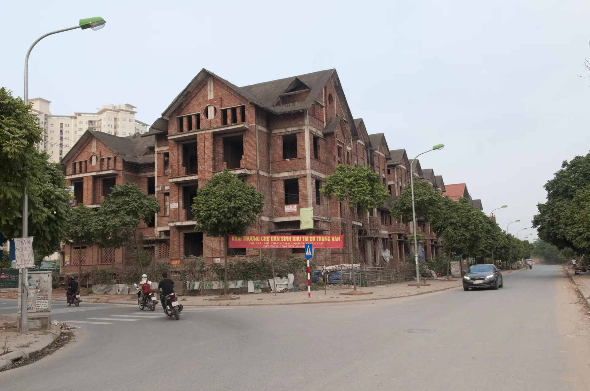 Nhiều biệt thự bỏ hoang trên địa bàn quận Hà Đông. Ảnh: Thanh Hải