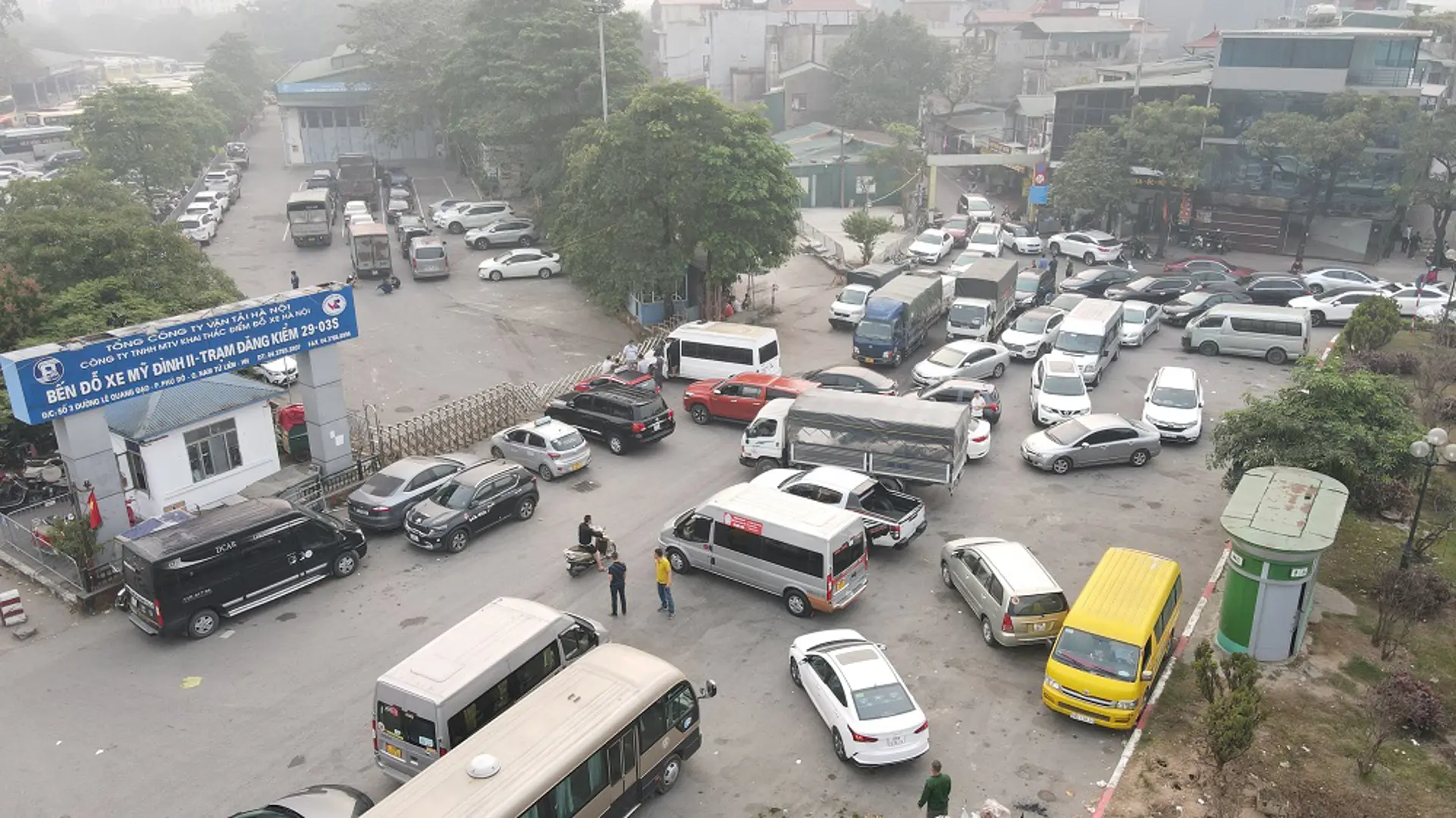 Hà Nội: Ô tô xếp hàng dài trước trung tâm đăng kiểm mở cửa lại