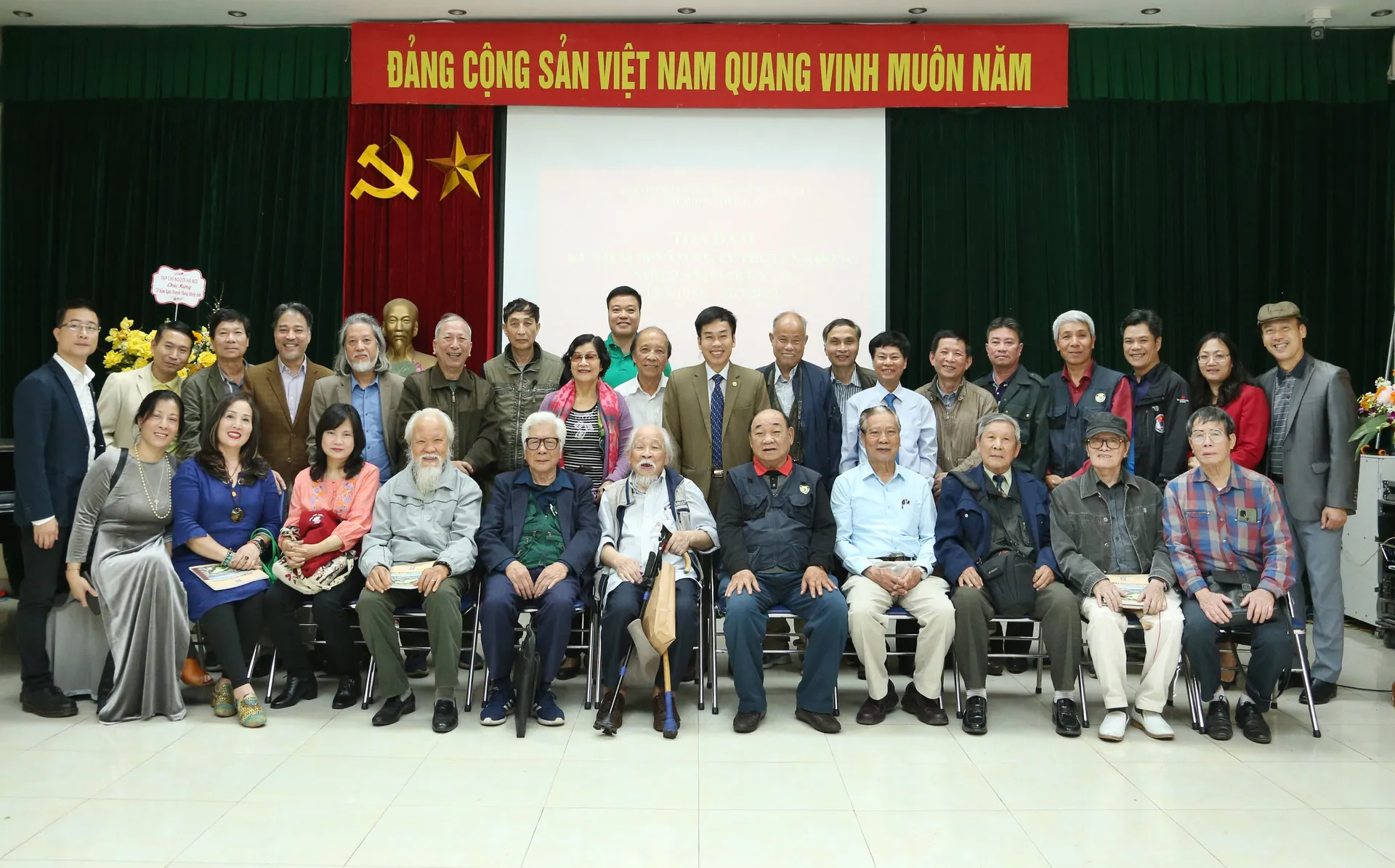 Phó Chủ tịch Thường trực Hội Nghệ sĩ Nhiếp ảnh Việt Nam Hồ Sỹ Minh và các đại biểu chụp ảnh tại buổi gặp mặt các thế hệ nghệ sĩ nhiếp ảnh nhân kỷ niệm 70 năm Ngày Truyền thống Nhiếp ảnh cách mạng Việt Nam (15/3/1953 - 15/3/2023). Ảnh: Trần Minh