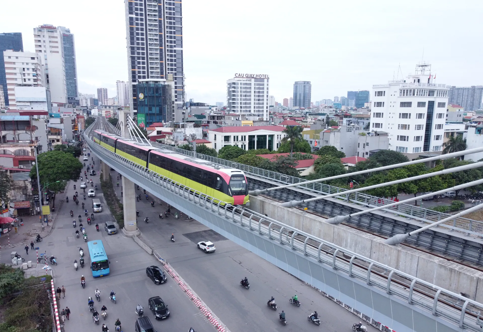 Hệ thống đường sắt đô thị gặp nhiều vướng mắc, phải kéo dàithời gian thi công do liên quan tới không gian ngầm dưới mặt đất. Ảnh:Thanh Hải