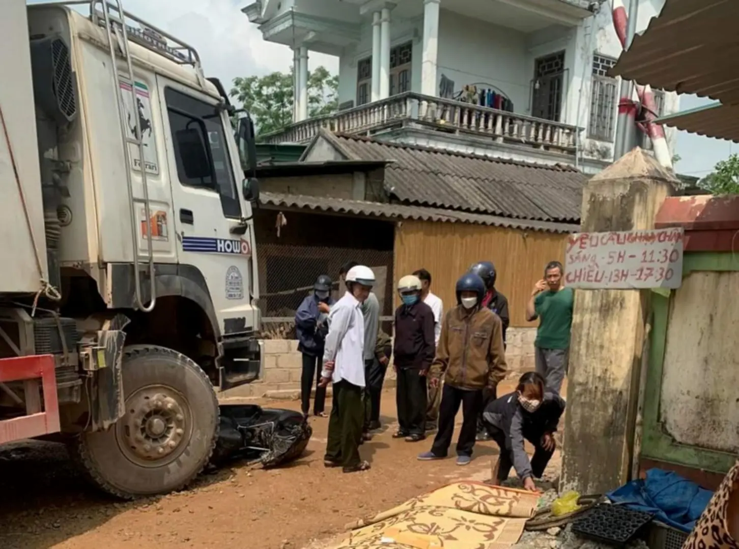 Tai nạn giao thông ngày 12/3/2023: Cô gái đi xe máy chết dưới bánh xe tải