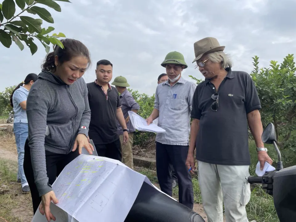 Cán bộ xã Song Phương, huyện Hoài Đức cùng người dân thống nhất PA kiểm đếm cây trồng tại vùng đất bãi phục vụ công tác GPMB thi công DA đường Vành đai 4 - Vùng Thủ đô. Ảnh: Công Tâm