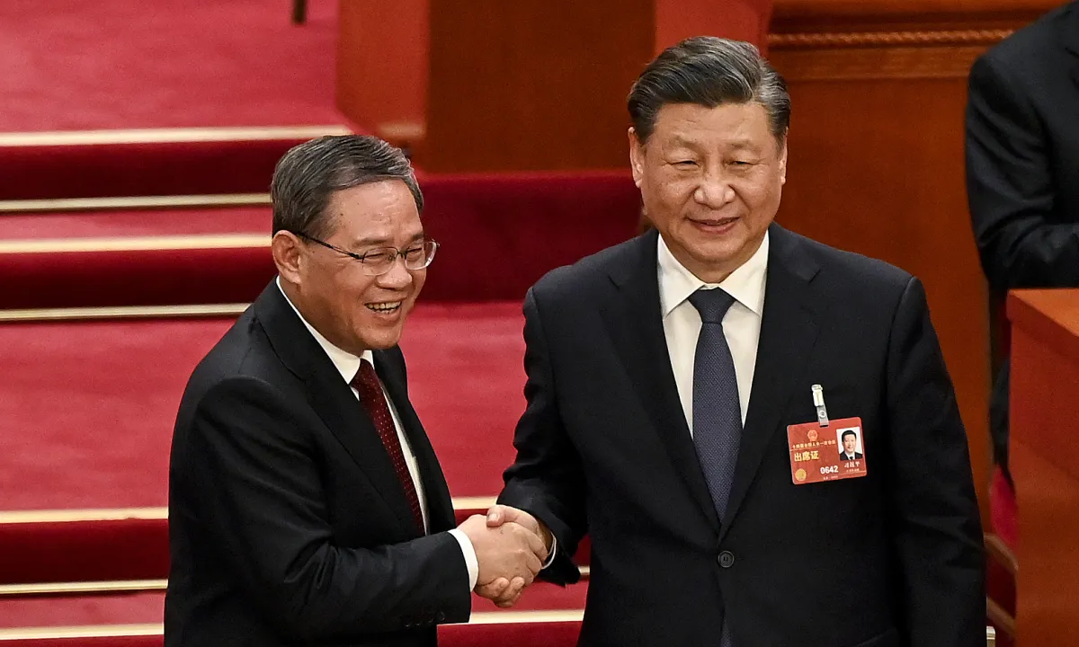 Chủ tịchTập Cận Bình bắttay chúc mừng tânThủ tướng Lý Cường. Ảnh: AFP