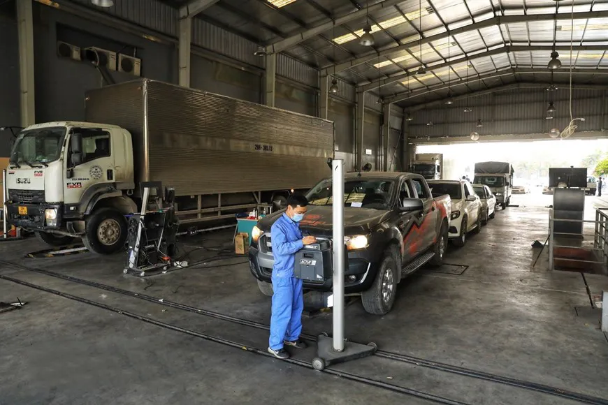 Kiểm tra kỹ thuật tại Trung tâm đăng kiểm xe cơ giới 29 - 08D. Ảnh: Tuấn Anh
