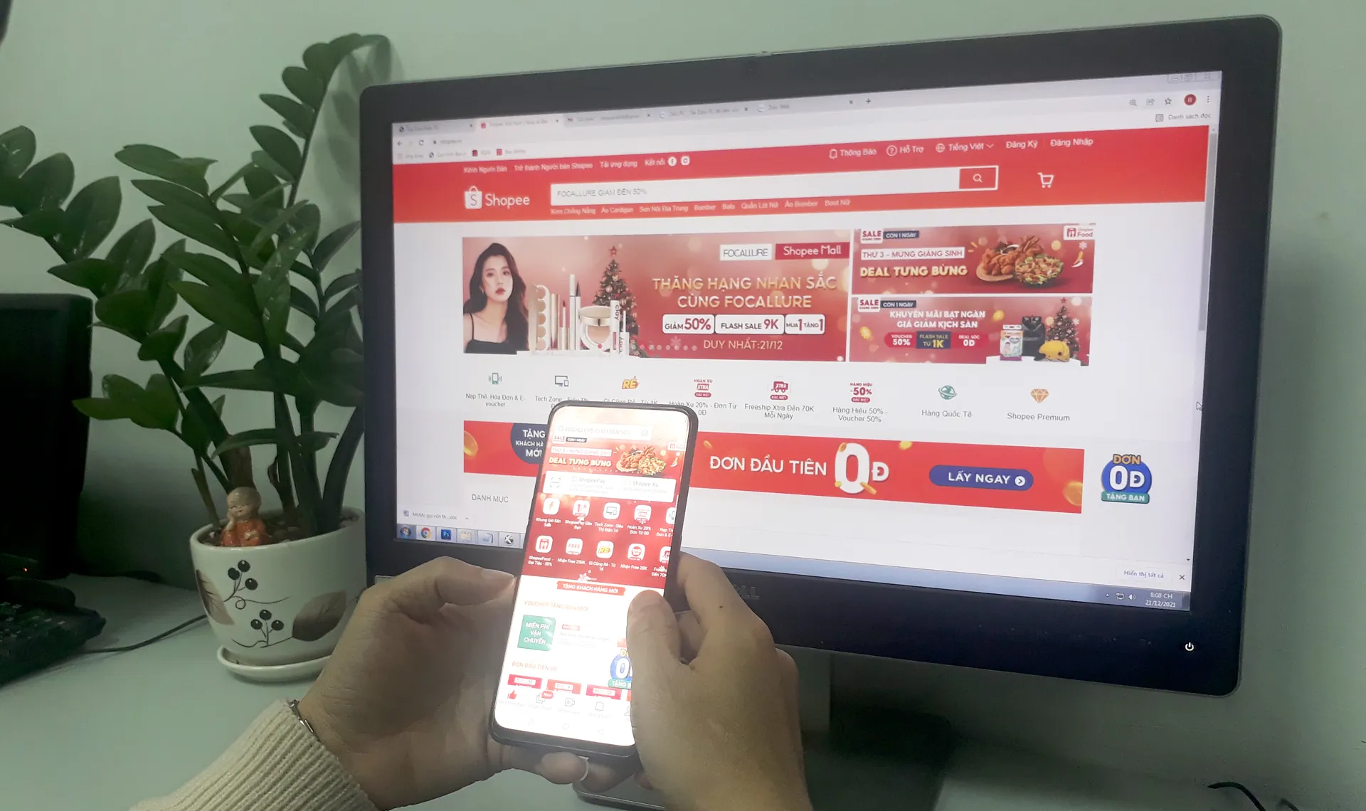 Người tiêu dùng cần cẩn trọng khi mua hàng online. Ảnh: Quỳnh Anh