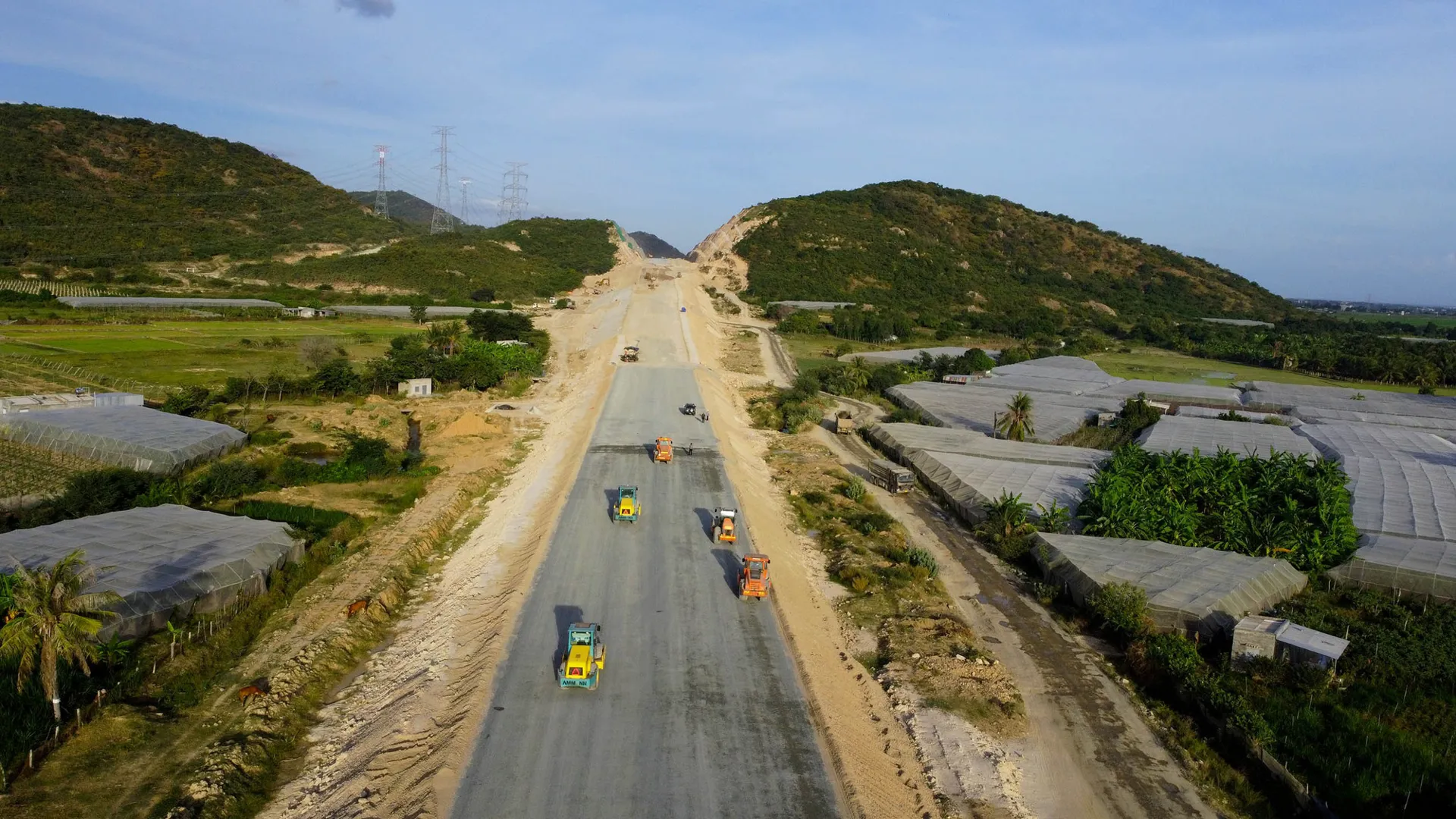 Thi công đường cao tốc Bắc - Nam phía Đông giai đoạn 2021 - 2025. Ảnh: Hùng Huy
