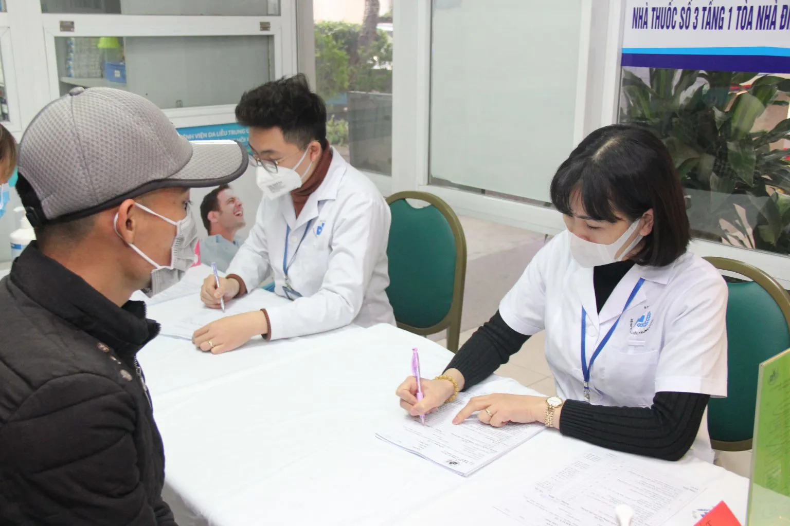 Tỷ lệ bao phủ bảo hiểm y tế cả nước đạt trên 90% dân số. Ảnh: Trần Anh