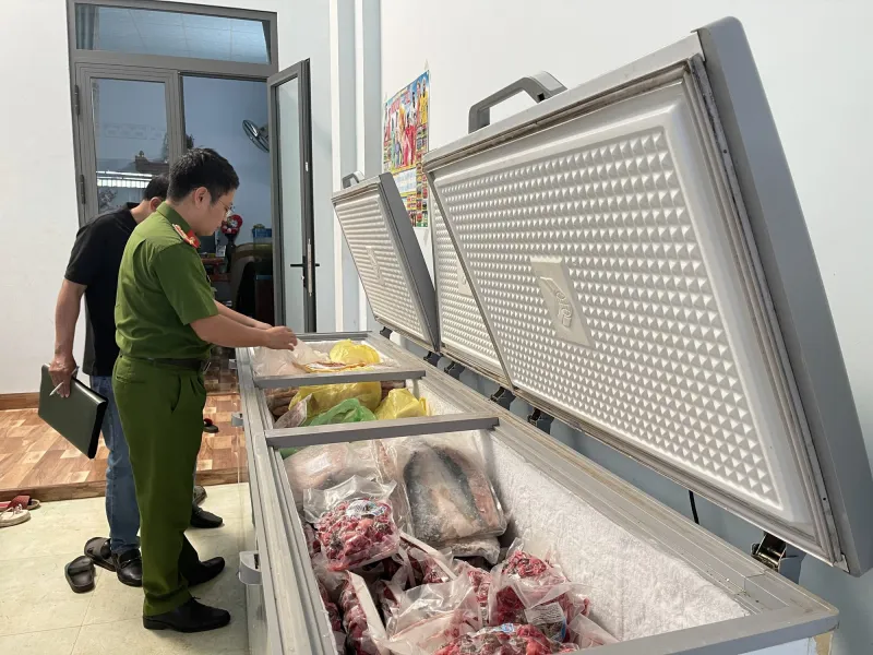 Tạm giữ gần 3,5 tấn thực phẩm đông lạnh không rõ nguồn gốc