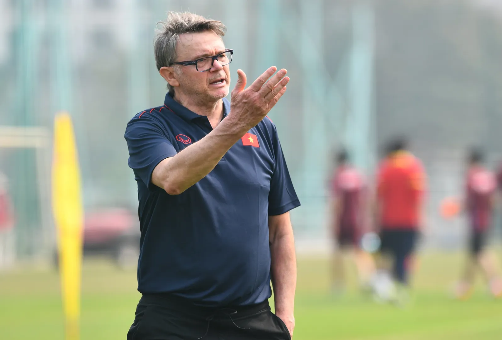 HLV Philippe Troussier gửi lời "thỉnh cầu" tới các CLB tại V-League