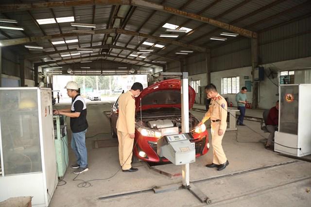 Measures taken ease pressure on Hanoi's car registration centers