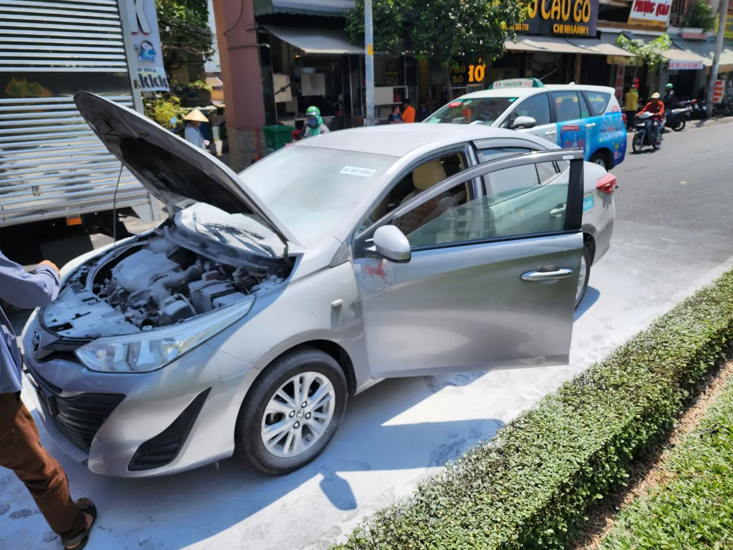 TP Hồ Chí Minh: Xe ô tô đang lưu thông bỗng bốc cháy