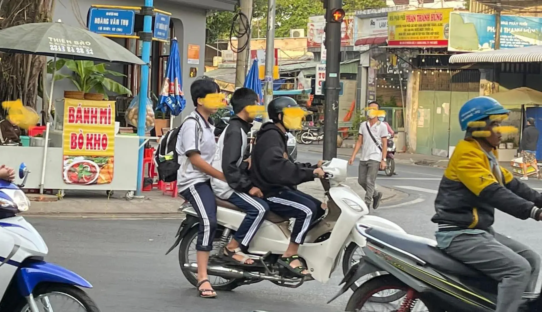 Phú Quốc: Nguy cơ tai nạn từ lấn chiếm vỉa hè, học sinh đi xe máy