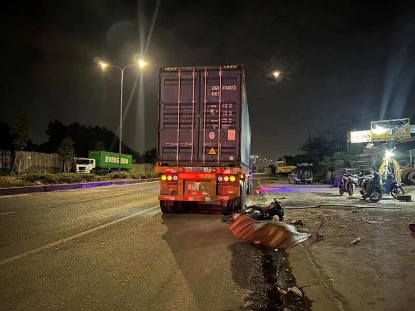 Tai nạn giao thông ngày 15/3/2023: Tông đuôi container đang dừng, nam thanh niên tử vong