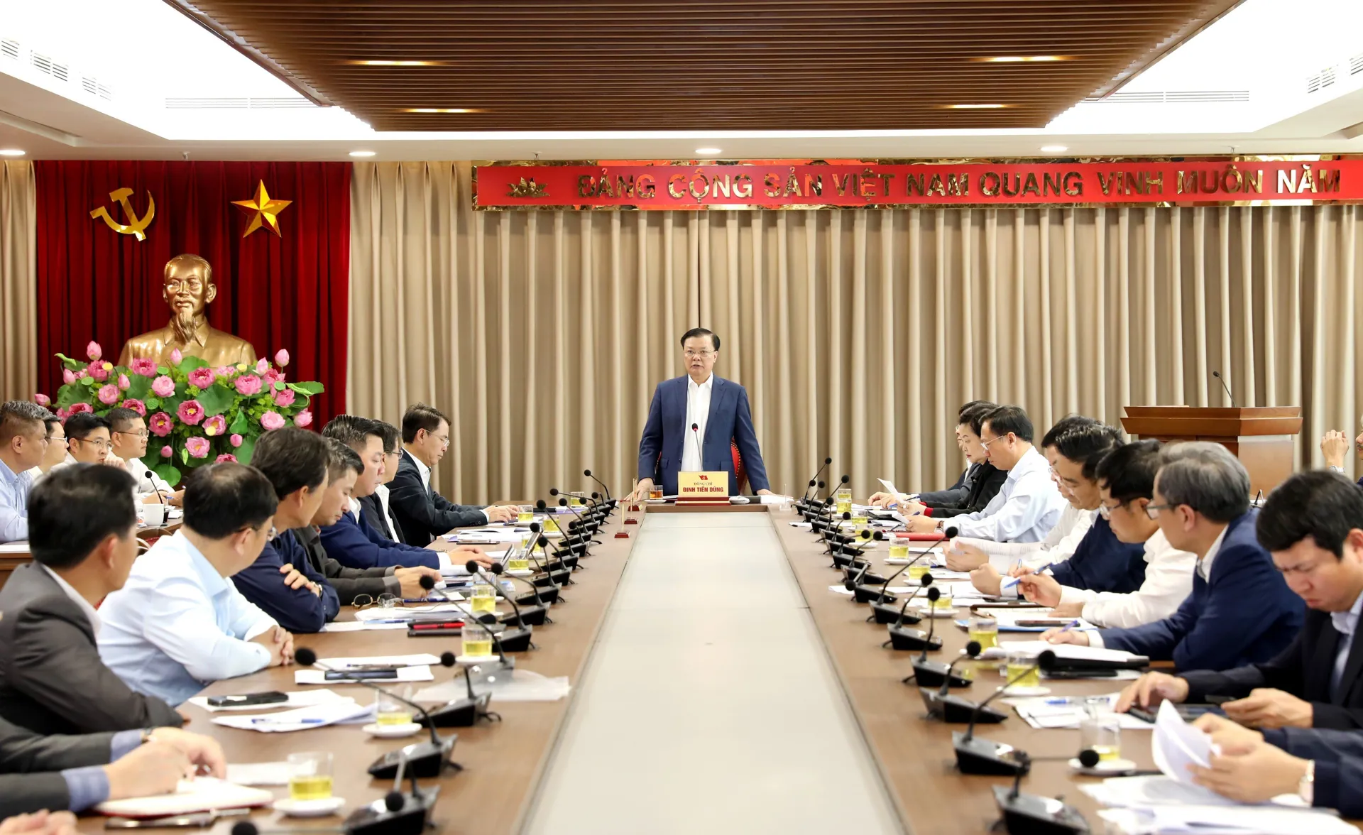 Bí thư Thành ủy Đinh Tiến Dũng phát biểu tại buổi làm việc. Ảnh: Thanh Hải