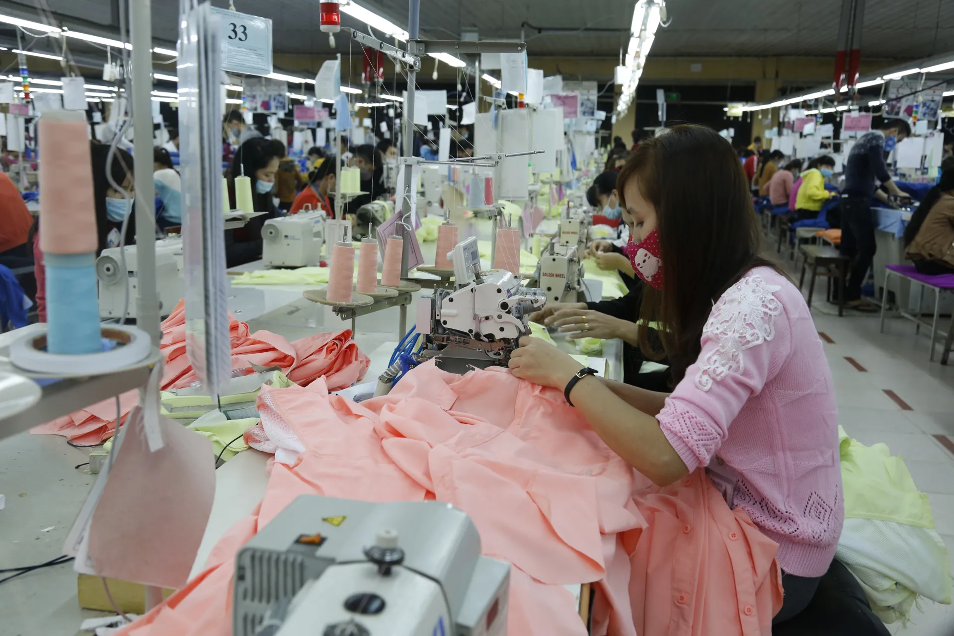May hàng xuất khẩu tại Công ty May Nam Sơn (Sơn Tây). Ảnh: Hải Linh